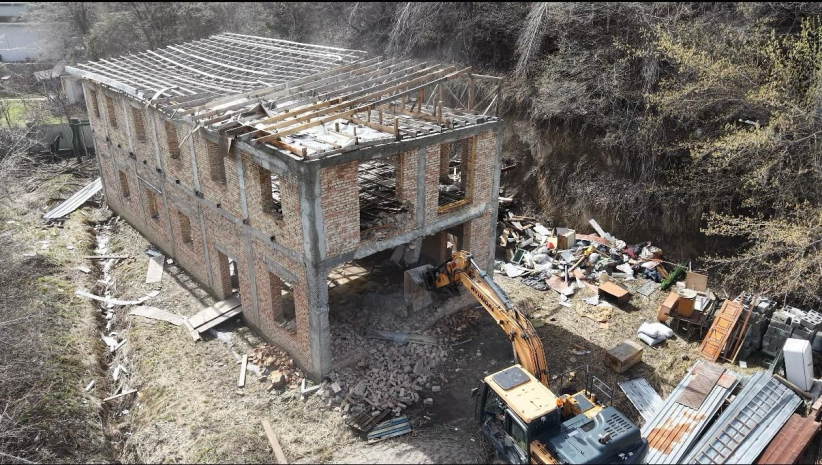 Двухэтажный таунхаус по решению суда сносят в Алматы