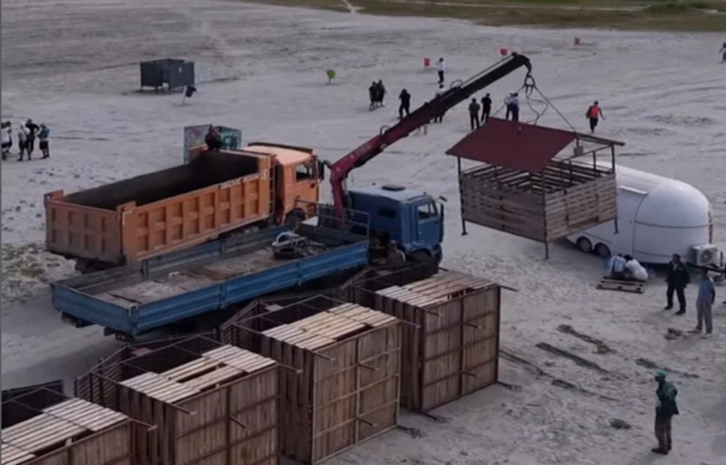 Незаконные палатки и шатры убрали на побережье в Актау