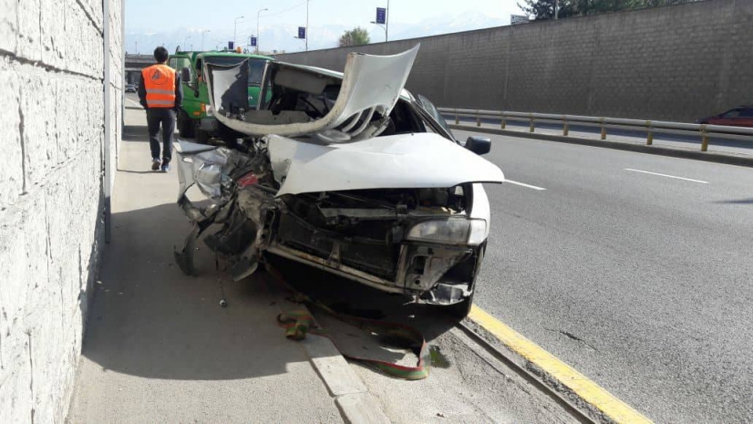 В Алматы Subaru врезался в мусоровоз