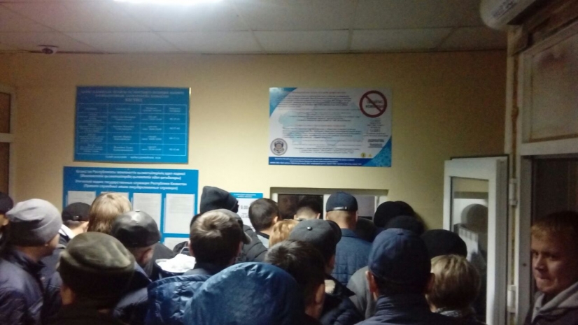 У здания ДВД в Уральске собрались десятки возмущенных водителей