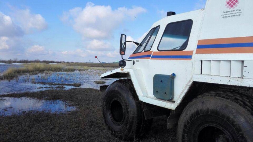 Талые воды подтопили территорию возле аэропорта Астаны