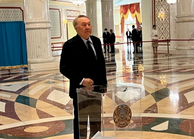 Назарбаев проголосовал на референдуме