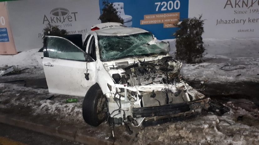 Лихач снес билборд и три дерева на проспекте Аль-Фараби в Алматы