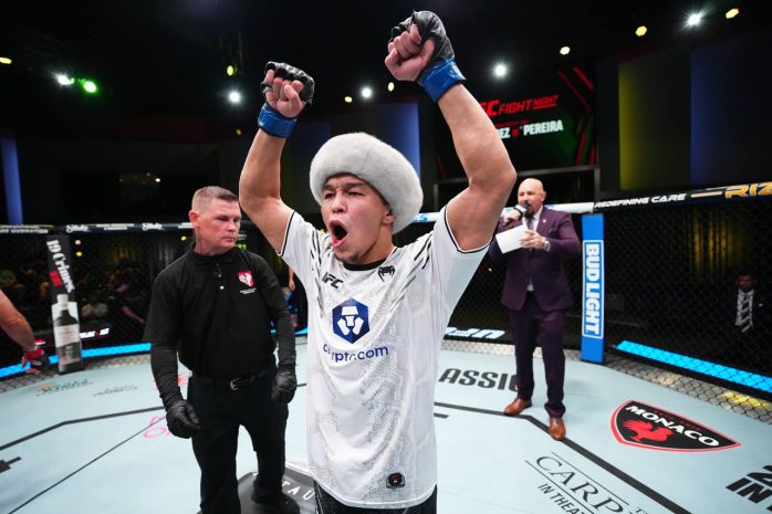 Казахстанский боец одержал победу в поединке UFC