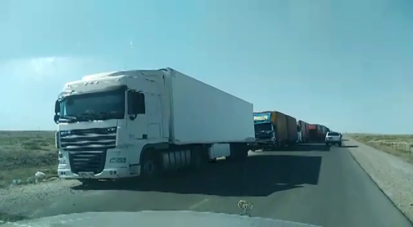 Боле 150 грузовых автомашин скопилось на границе Казахстана и Узбекистана