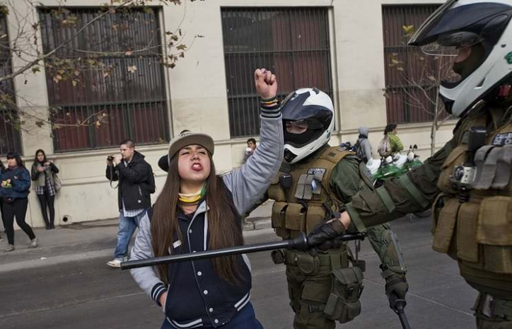 12 школьниц задержаны при освобождении лицея в Чили