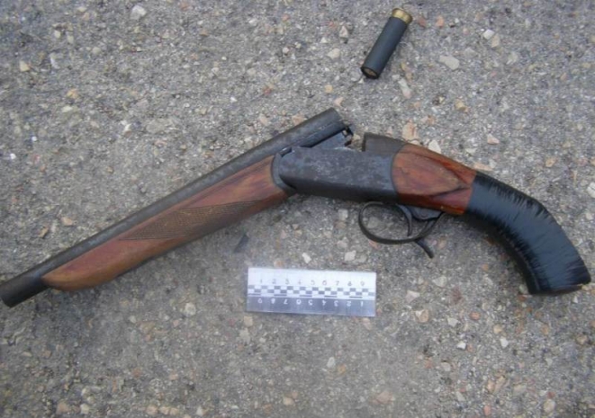 В Туркестане стражи порядка изъяли у студента колледжа обрез охотничьего ружья