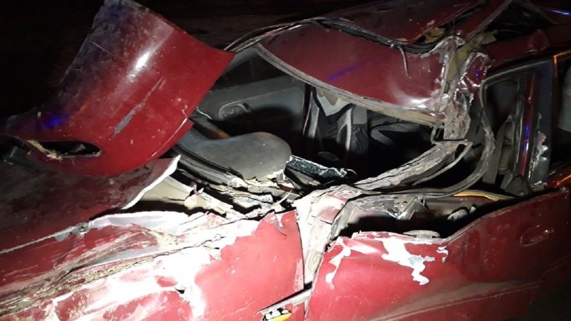 Водителя после аварии из машины извлекали спасатели в Алматы