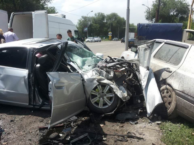 В Алматы водитель, убегавший от полицейских, спровоцировал массовое ДТП
