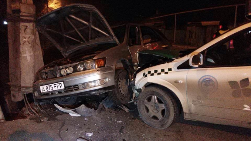 Лихой таксист, двигаясь «по встречке», протаранил машину с детьми в Алматы (ФОТО)