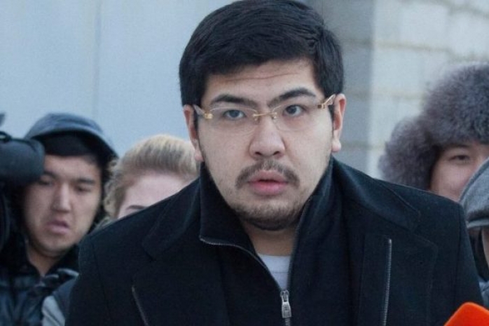 За вызывающее поведение в самолете Усенову дали десять суток ареста