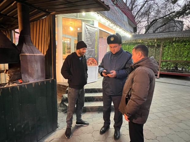 В Жетысуском районе Алматы пресекли незаконную работу «коптящихся» шашлычных