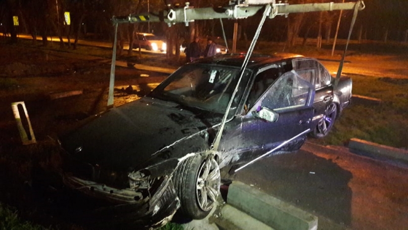 Девушка на BMW не справилась с управлением и снесла стоянку Almaty Bike