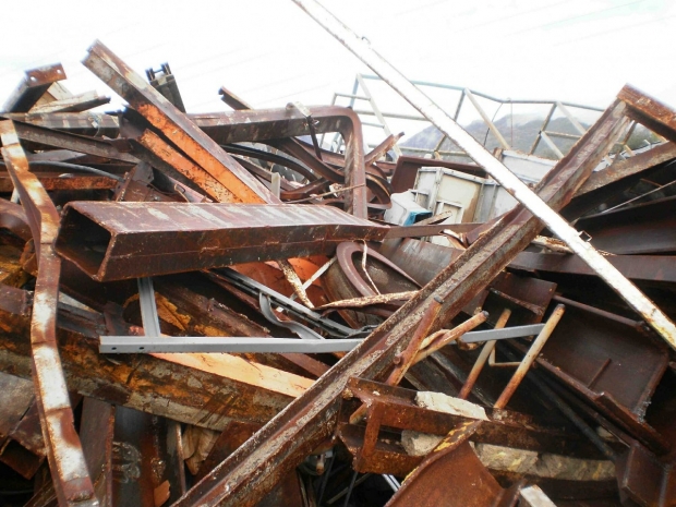 Контрабандисты вывозят лом, овощи, телефоны и сигареты