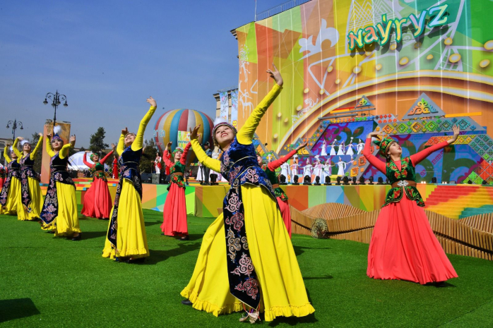 Чем облачаться в черные одеяния, лучше носить одежду в национальном стиле – Токаев