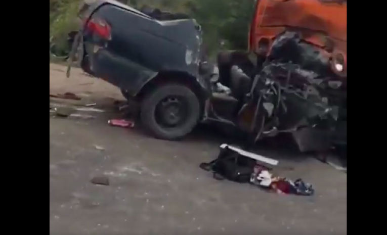 Двое человек погибли при столкновении «Тойоты» и КАМАЗа в Алматинской области