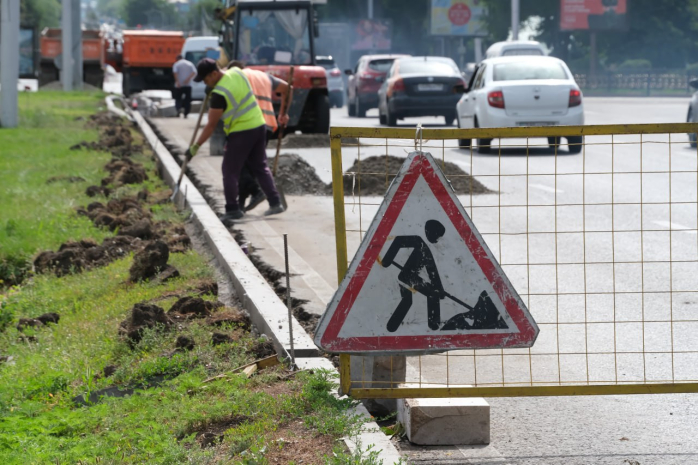 В Алматы заменят поврежденные бордюры