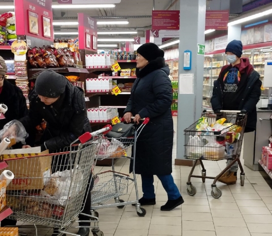 Поверив фейковым рассылкам, люди смели продукты с прилавков в Актобе