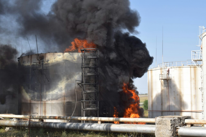 Почти сутки тушили пожар на шымкентской нефтебазе