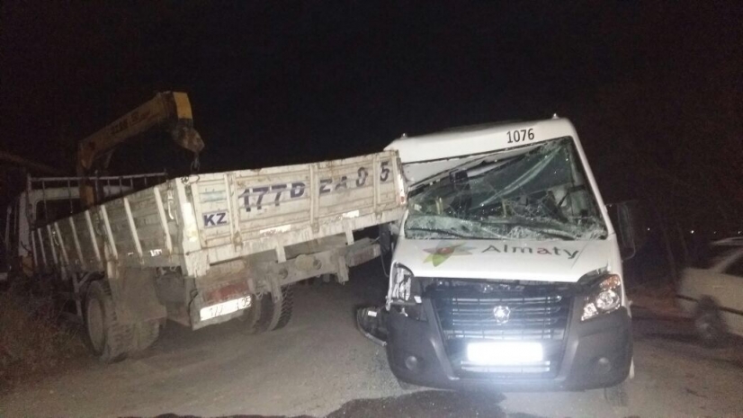 В Алматы столкнулись манипулятор и автобус