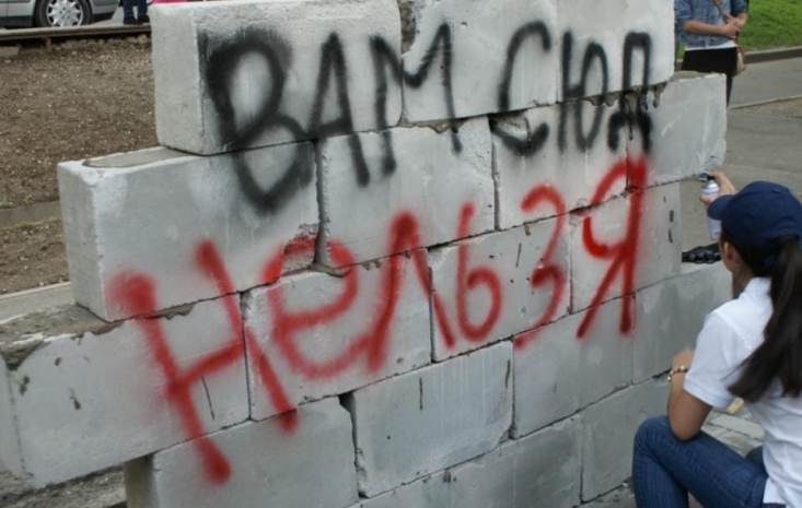 Противники геев заблокировали вход в ночной клуб в АлматыЭксклюзив