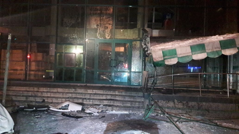 В Алматы машина врезалась в здание кинотеатра «Целинный»