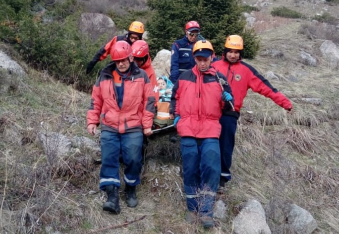 Туристку со сломанной ногой спустили с Большого Алматинского озера