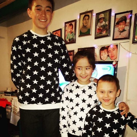 Жительница баянаульской глубинки взорвала Интернет линией модной одежды для детей