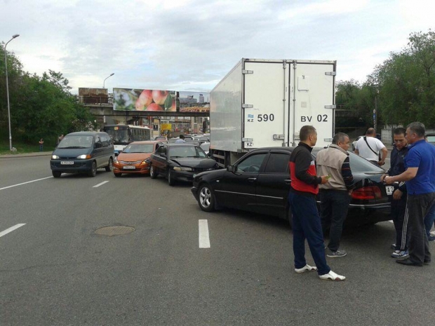 В массовое ДТП в Алматы попали 6 машин