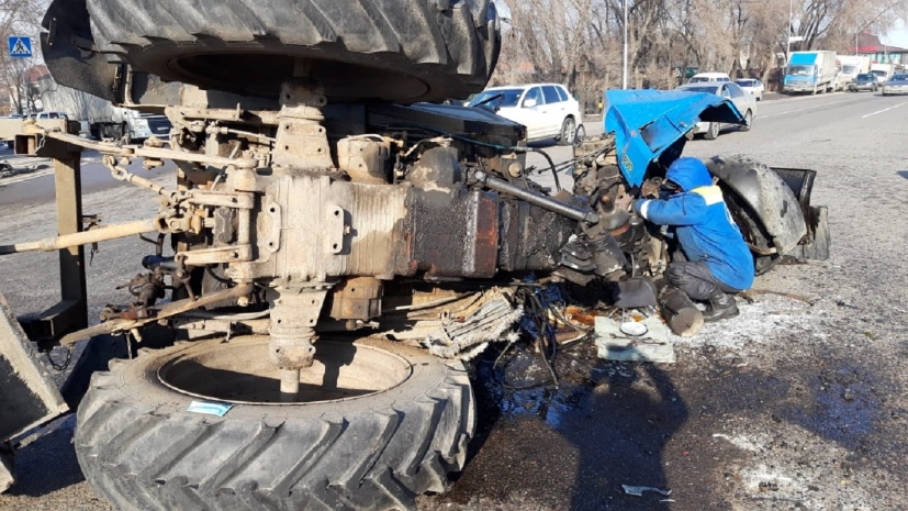 Трактор разорвало пополам в крупном ДТП в Алматы