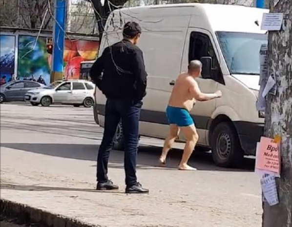 Мужчина в одних трусах нападал на автомобили в Алматы