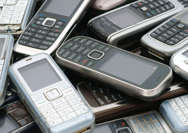 Аймагамбетов предложил оставить кнопочные телефоны школьникам