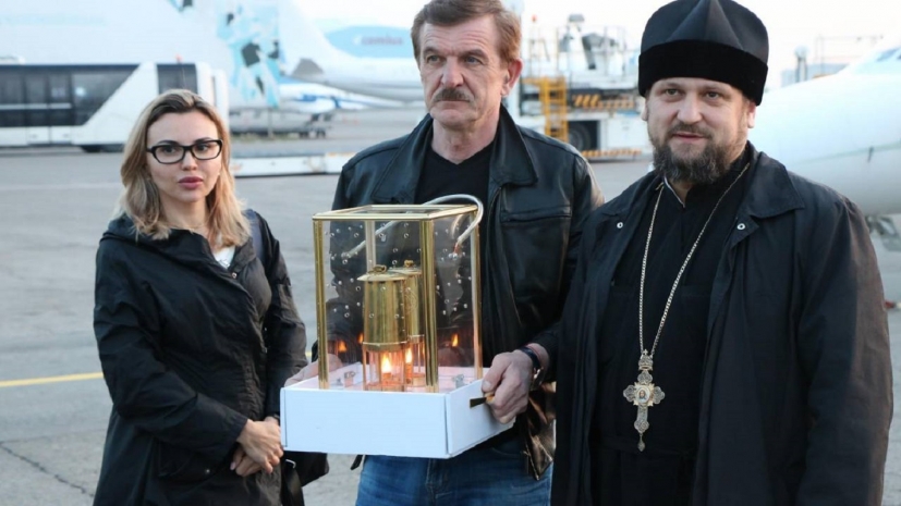 Благодатный огонь доставили в Алматы
