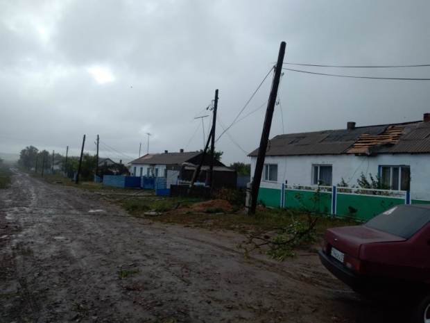 Ветер сорвал кровлю с ряда зданий в Карагандинской области
