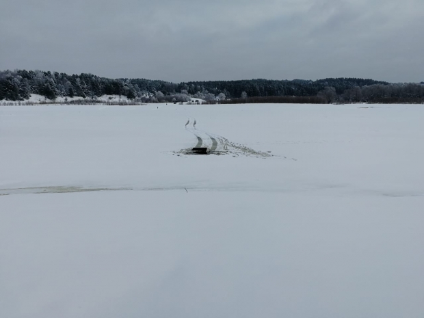 Автомобиль провалился под лед вместе с рыбаками в ВКО
