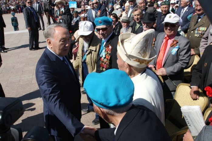 Назарбаев похвалил казахстанцев за умение уважать ветеранов