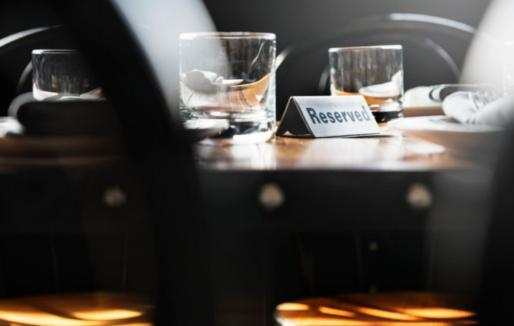 Кафе и ресторанам могут запретить взимать с посетителей принудительные чаевые и депозиты