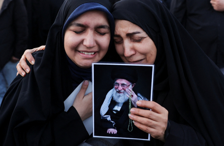 Иран официально подтвердил смерть верховного лидера Али Хаменеи