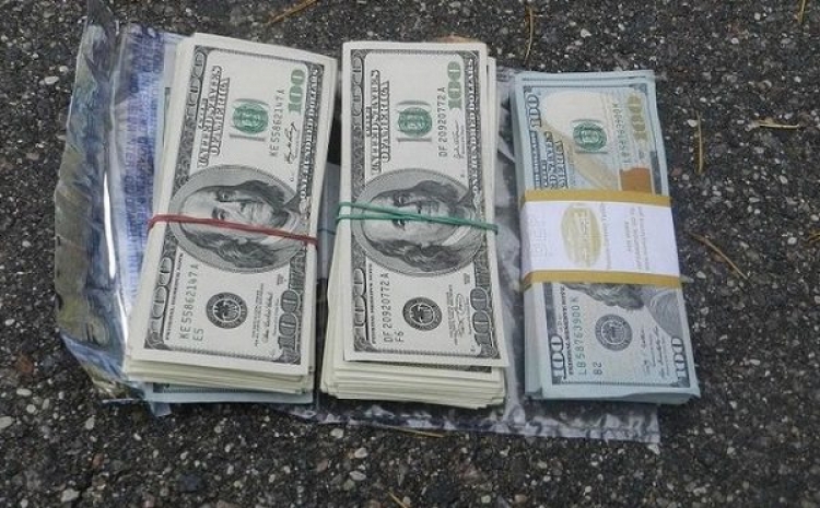 Кыргызстанка пыталась незаконно пронести в самолет более $29 000