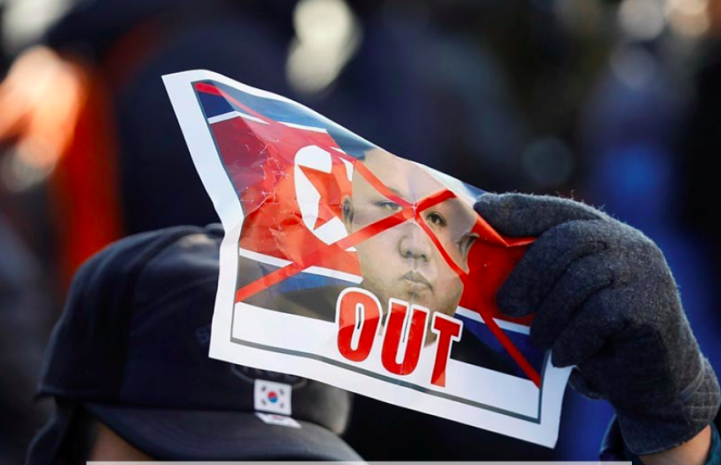 В Пхенчхане беспорядки: южнокорейцы жгут флаги КНДР и портреты Ким Чен Ына