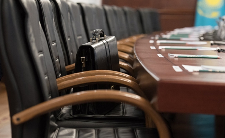 Сократить число чиновников требуют казахстанцы в новой петиции