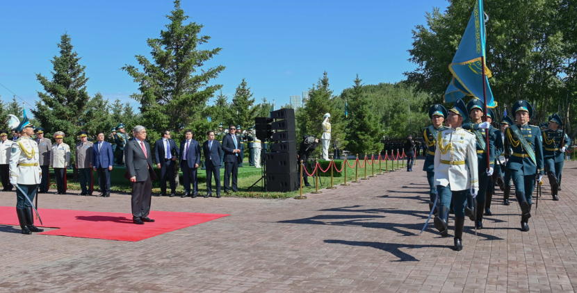 Токаев принял участие в церемонии поднятия Государственного флага