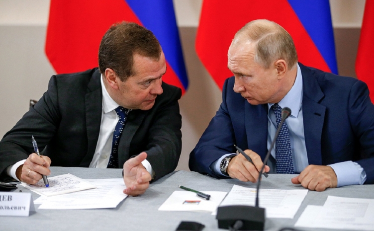 Путин предложит новую должность Медведеву
