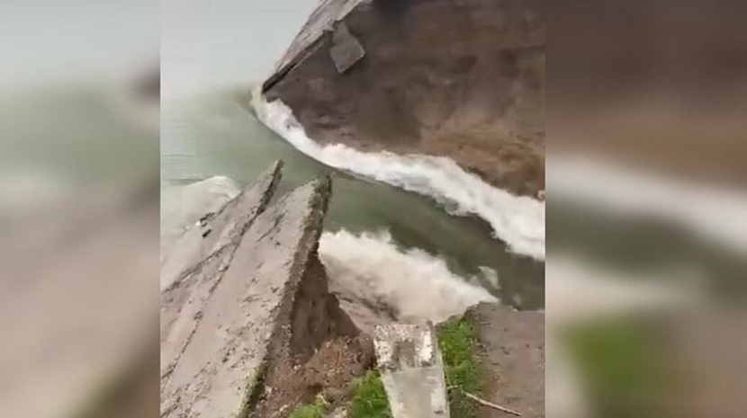 Из-за прорыва плотины в Алматинской области закрыли несколько участков автодорог