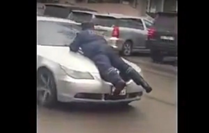 Полицейского прокатили на капоте в Кыргызстане (ВИДЕО)