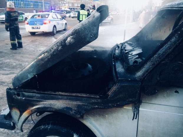 Автомобиль загорелся на проезжей части в Нур-Султане