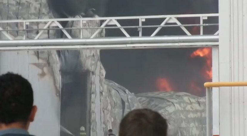 На территории мясокомбината горит мебельный цех