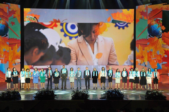 Бакытжан Сагинтаев наградил лучших учителей Алматы