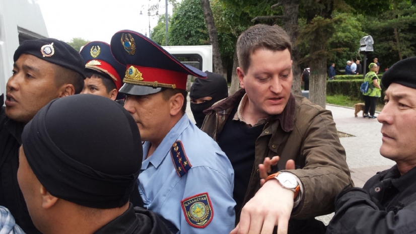 Синяк у задержанного в Алматы французского журналиста объяснили в МИД РК