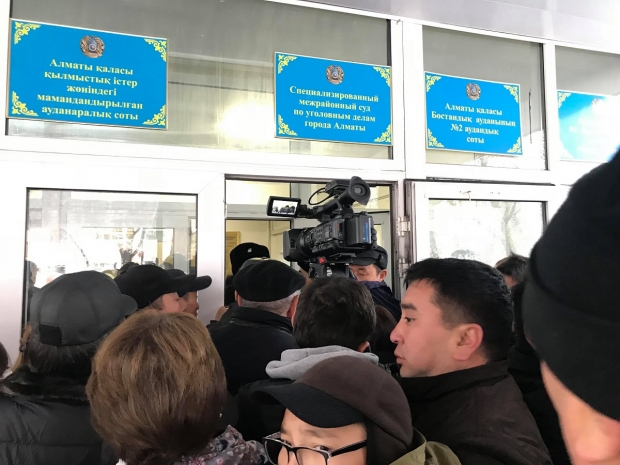 Родственники подозреваемых по делу кыргызского экс-депутата устроили давку в суде